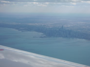 ミシガン湖上空から見た暮れなずむシカゴの街。素晴らしい思い出だった。