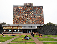 図書館全体が芸術作品となったオゴルマンの「メキシコ自治大学図書館」。
