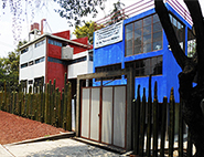 「フリーダ・カーロの家」がブルーで「ディエゴ・リベラの家」が赤。両者はブリッジで連結されている。